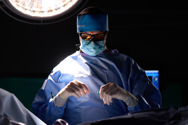 heart and vascular doctor preparing for surgery